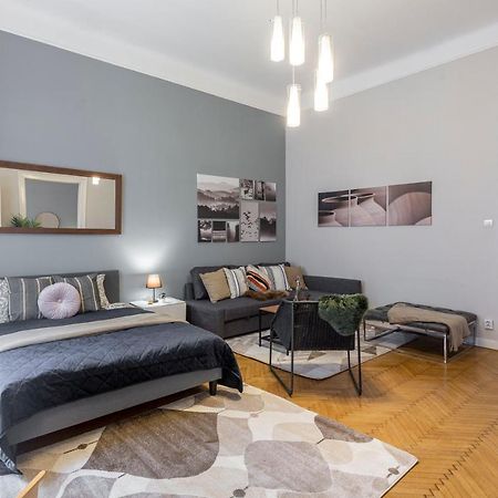 Spacious & Cozy Downtown Apartment With Balcony Budapest Exterior photo